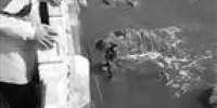 女子跳下6米高海滨桥 游客抛绳拽官兵下海救 - 辽宁频道