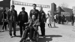 葫芦岛：血友病男子坐轮椅自考 考场警民接力帮忙 - 辽宁频道