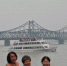 游客在游览鸭绿江畔。　于海洋 摄 - 新浪辽宁