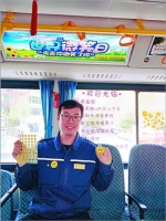 沈阳296路公交司机送给乘客满车“微笑”（图） - 辽宁频道