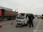 男子骑电动车与货车相撞 车主被拖行500米当场身亡 - 新浪辽宁