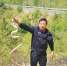 两米长大蛇趴阳台晒太阳 警察制伏后放生（图） - 辽宁频道