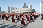 美丽徒步：300旗袍美女拼出“大连”（图） - 辽宁频道