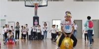 5月30日，小学生们在趣味运动项目比赛中。当日，沈阳市童晖小学东校区举办趣味运动会，迎接“六一”国际儿童节。 新华社发（龙雷摄） - 新浪辽宁
