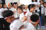 5月30日，小学生们在趣味运动项目比赛中。当日，沈阳市童晖小学东校区举办趣味运动会，迎接“六一”国际儿童节。 新华社发（龙雷摄） - 新浪辽宁