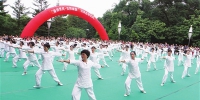 抚顺：千名瑜伽爱好者公园展演（图） - 辽宁频道