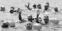 昨日千余游泳爱好者往返千米畅游母亲河 - 辽宁频道