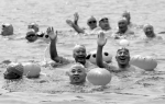 昨日千余游泳爱好者往返千米畅游母亲河 - 辽宁频道