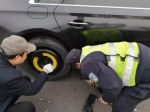 沈阳：男子上高速车胎漏气却不知 民警发现帮忙换轮胎 - 新浪辽宁