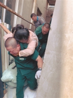 女子从5米高处跌落 急救人员从40厘米缝中救人 - 辽宁频道
