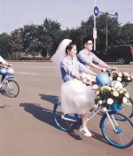 回归70年代 新郎骑车迎娶新娘引网友热议 - 辽宁频道
