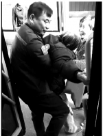 公交司机丁亚南将老人抱送到地面上。视频截图 - 新浪辽宁