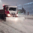 昨日21时，环卫车辆仍在道路进行除雪作业。环卫供图 - 新浪辽宁