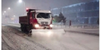 昨日21时，环卫车辆仍在道路进行除雪作业。环卫供图 - 新浪辽宁