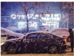 大雪还没停，已有市民开始打扫自己车辆上的积雪。辽沈晚报、聊沈客户端记者吴章杰摄 - 新浪辽宁