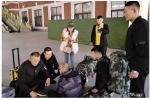 男子发病站台上倒地抽搐 五位兵哥哥救人错过火车 - 辽宁频道