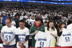球迷们穿着印有吉喆51号的T恤。新京报记者 吴江 摄 - 新浪辽宁