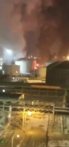 辽宁抚顺石油二厂11日晚发生大火 现场浓烟滚滚火光冲天 - 中国在线