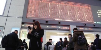 资料图：12月12日，旅客在铁路上海虹桥站排队购买车票。殷立勤 摄 - 新浪辽宁