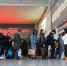 资料图：12月12日，旅客在铁路上海虹桥站排队购买车票。殷立勤 摄 - 新浪辽宁