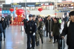 武警官兵守护旅客回家路 - 中国在线