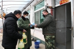 盘锦市给低保家庭发放防控疫情物资 - 中国在线