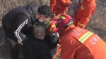 爬山爱好者受伤被困 消防指战员紧急营救 - 中国在线
