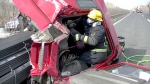 高速货车遇险 消防员用座椅搭建“生命担架” - 中国在线