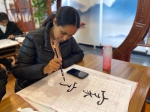 外国人也认识王羲之  在辽留学生学习毛笔字 - 中国在线