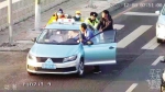 出租车上坡抛锚 警民快速处置 - 辽宁频道