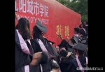 励志校园剧《大三女生》首场戏：绿岛千人毕业晚宴 - 中国在线