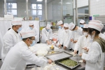 辽东学院：师生帮厨  食堂变课堂 - 中国在线