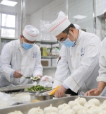 辽东学院：师生帮厨  食堂变课堂 - 中国在线
