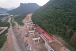 本桓高速项目全线首片30m预制T梁架设完成 - 中国在线