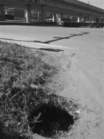 上班途中遭无盖井“暗算”脸差点碎了 - Syd.Com.Cn