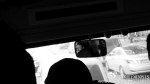 141路司机吸烟闯红灯被交警拦下 - Syd.Com.Cn