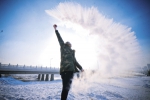 -20℃水洒空中化“烟花” - Syd.Com.Cn