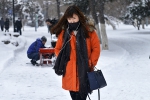 暴雪困扰早高峰 行人迎雪上班（组图） - 辽宁频道