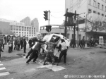 汽车侧翻 众人出手扶正 - Syd.Com.Cn
