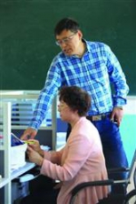 大连大学教授贵州支教 守住一片爱（图） - 辽宁频道