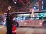 掉落电缆挡住回家路 警察化身“人肉电线杆” - Syd.Com.Cn