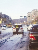 鞍山：雪后添“副业” 交警帮推车（图） - 辽宁频道