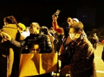 大连首批17名驰援武汉医护人员凯旋 - 中国在线